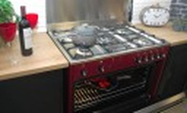 La Germania RUS95C81DVI 5-Burner Stainless Steel Freestanding Gas Stove with 142L Fan-Assisted Oven and Wok Burner